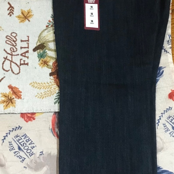 Woman’s Carhart Relaxed Fit Jeans - Picture 2 of 3